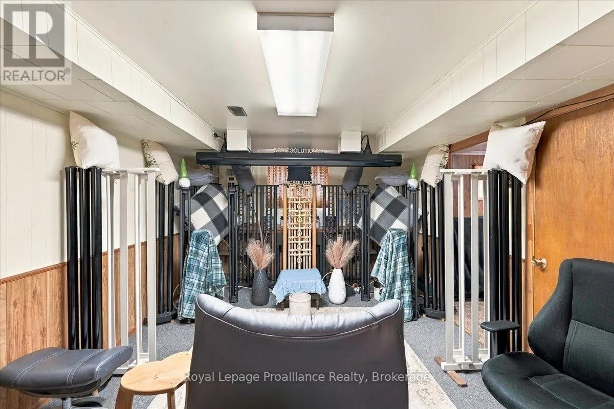 224 DUNDAS STREET W