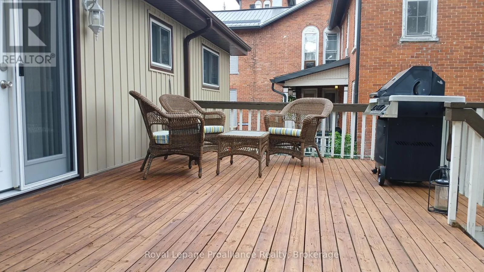 224 DUNDAS STREET W