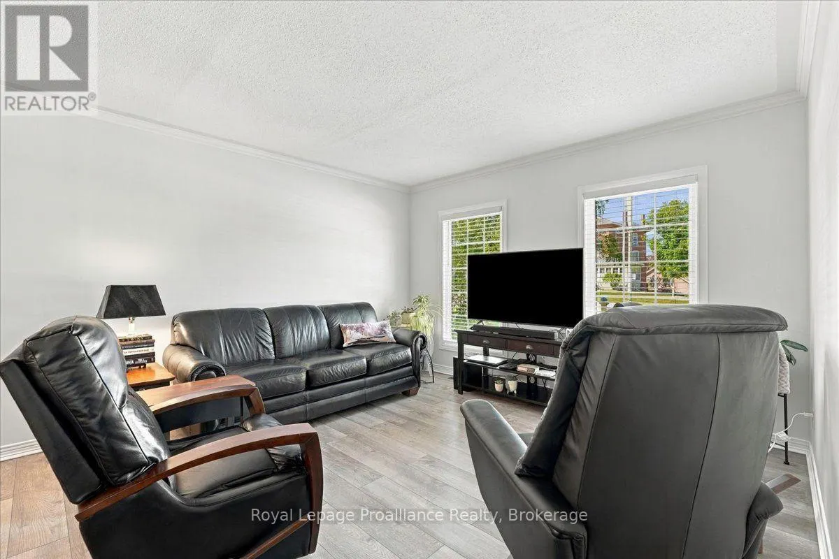 224 DUNDAS STREET W
