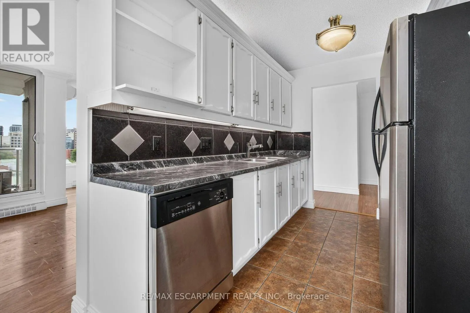 808 - 75 QUEEN STREET N