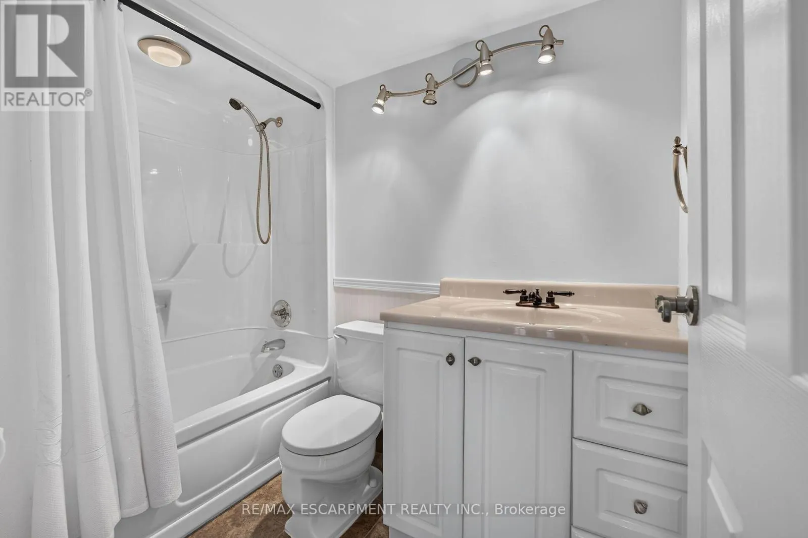 808 - 75 QUEEN STREET N