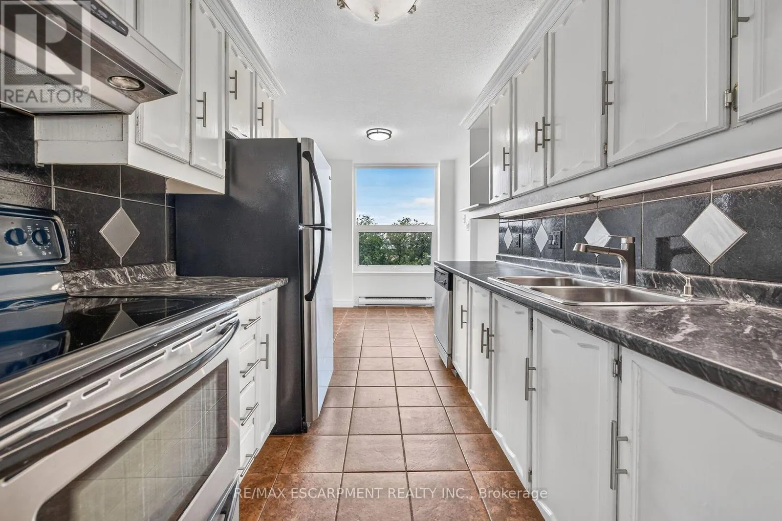 808 - 75 QUEEN STREET N
