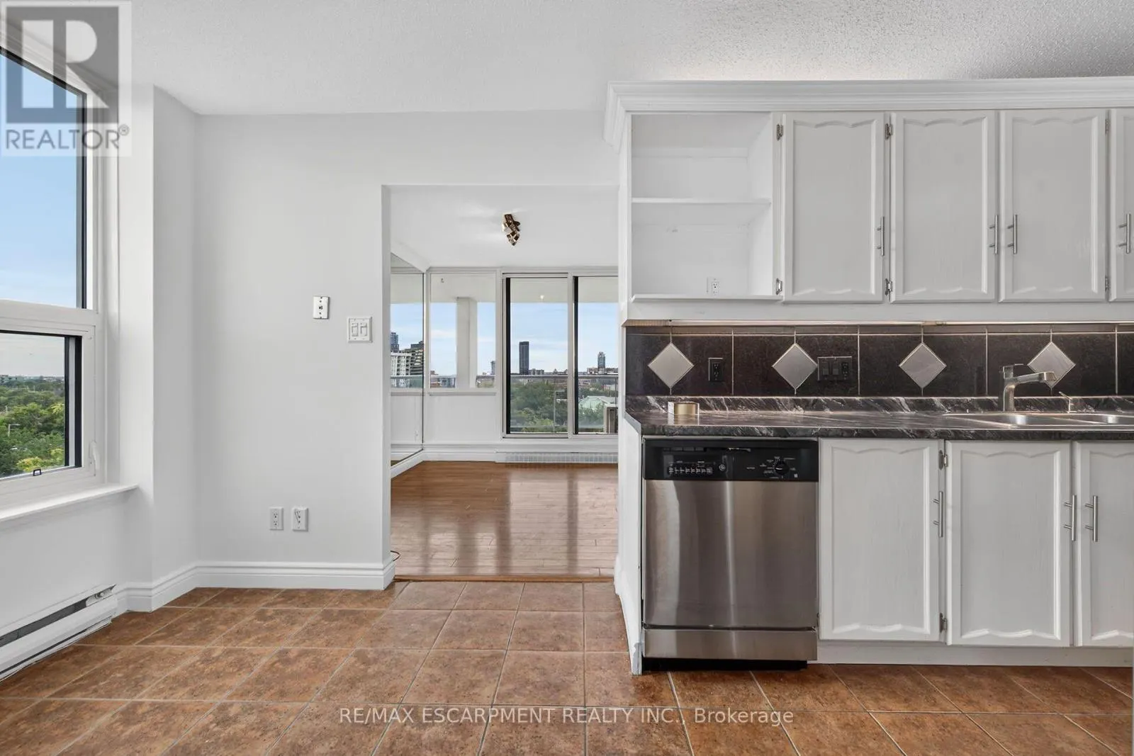 808 - 75 QUEEN STREET N