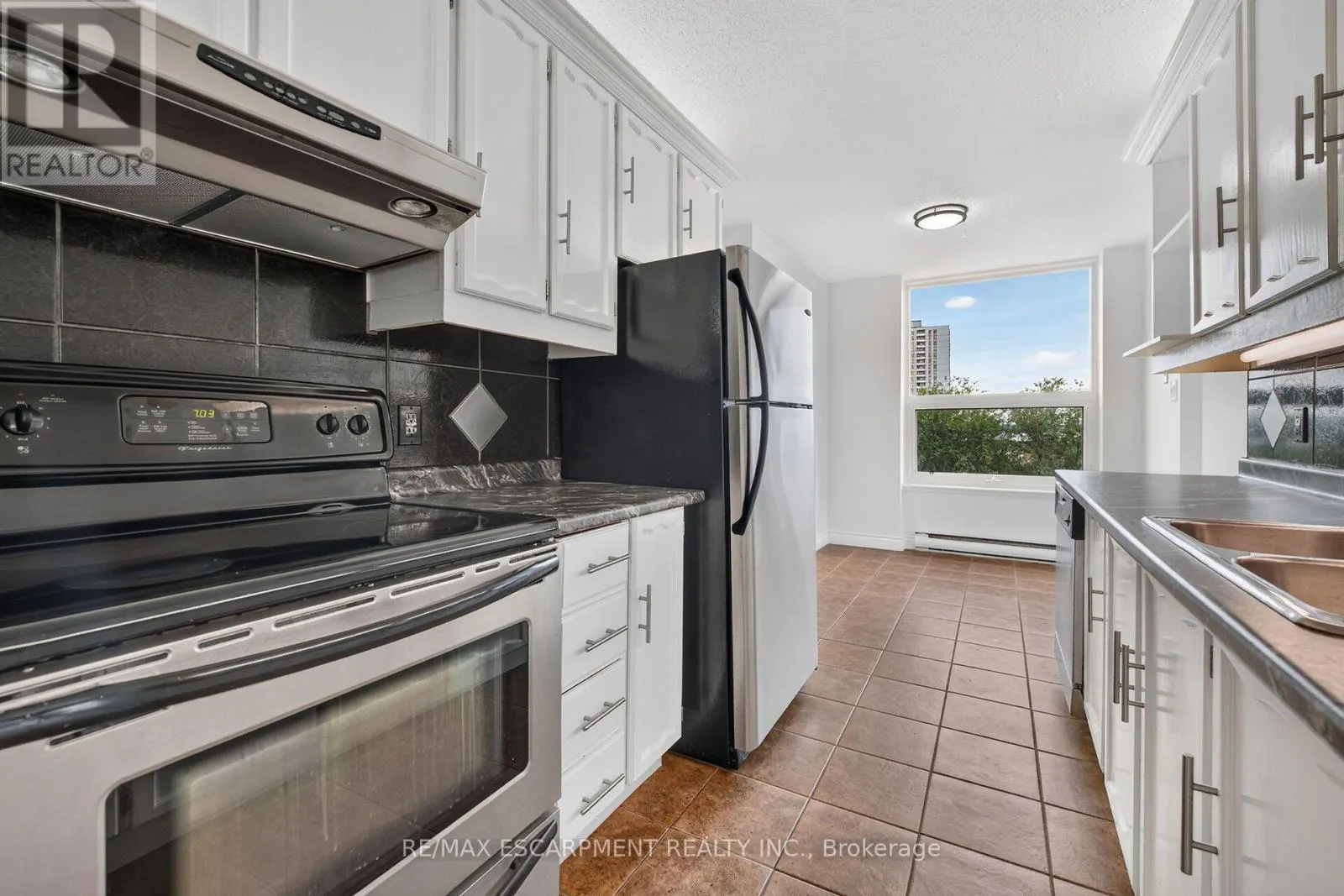 808 - 75 QUEEN STREET N
