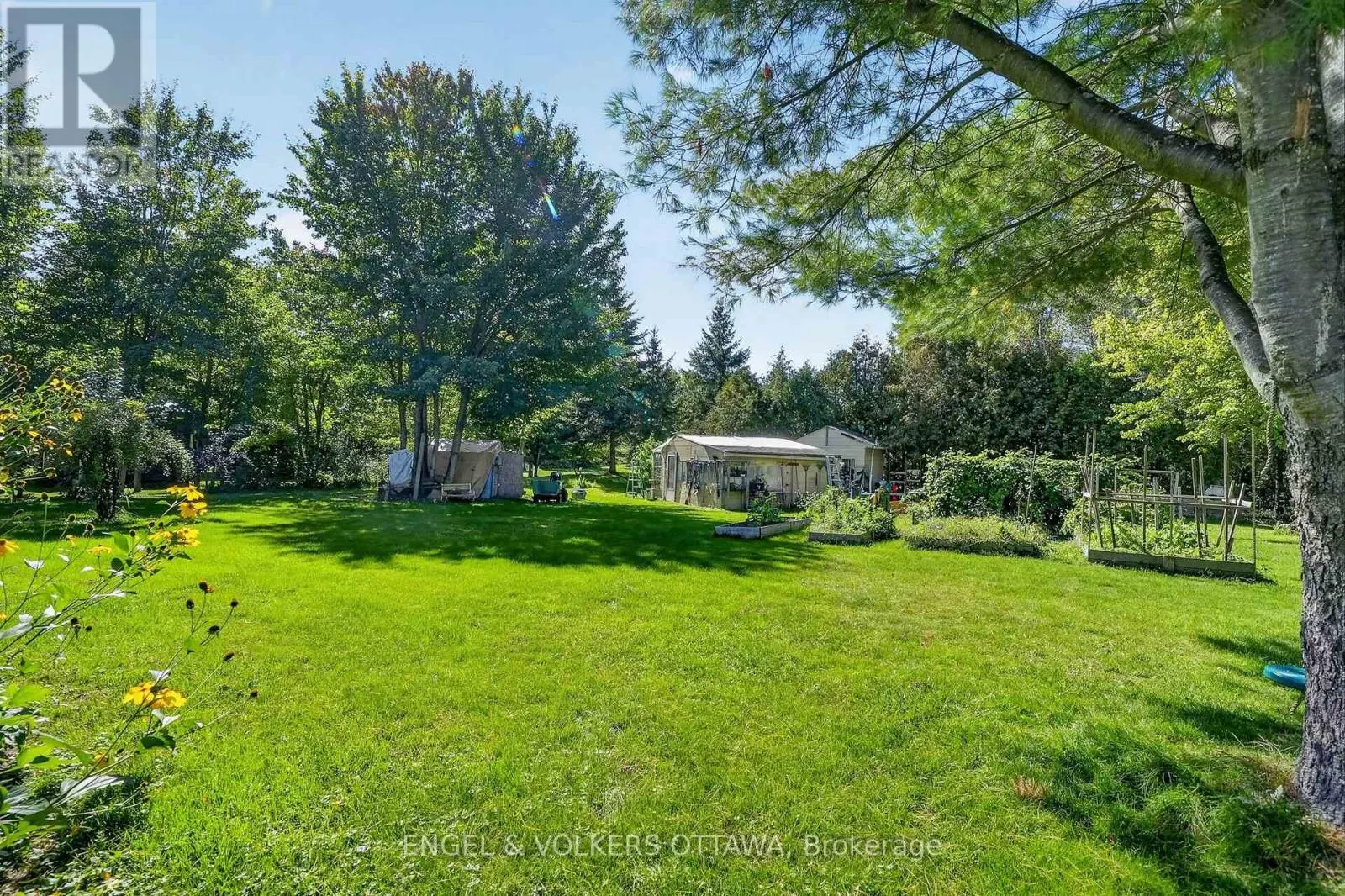 1124 DES POMMIERS STREET