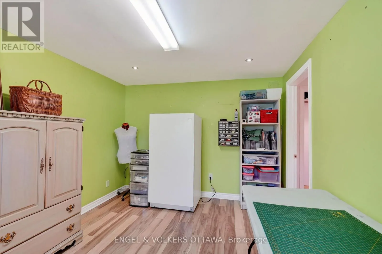 1124 DES POMMIERS STREET