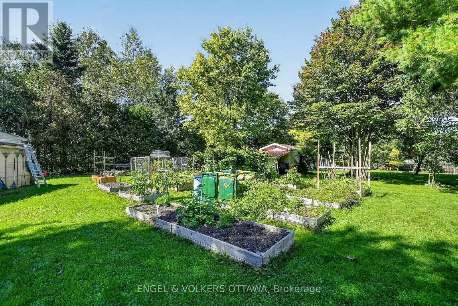 1124 DES POMMIERS STREET
