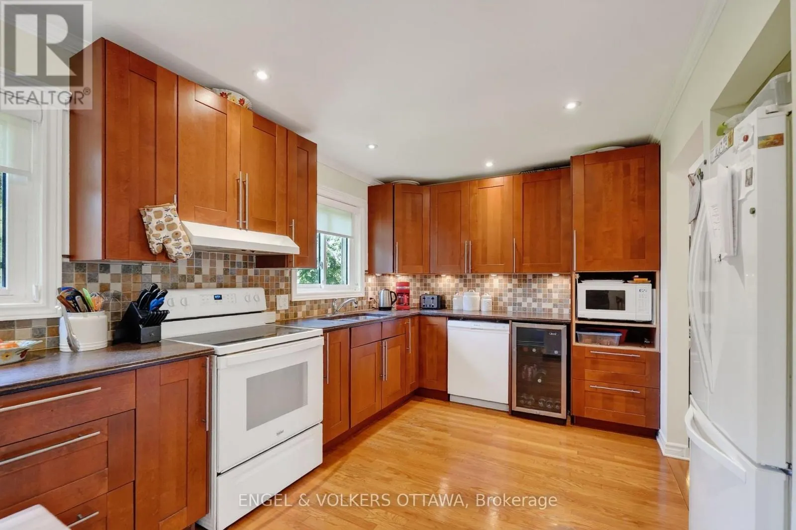 1124 DES POMMIERS STREET