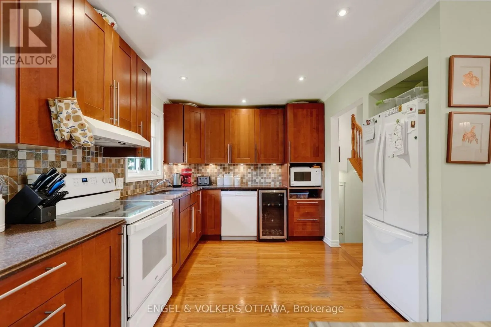 1124 DES POMMIERS STREET