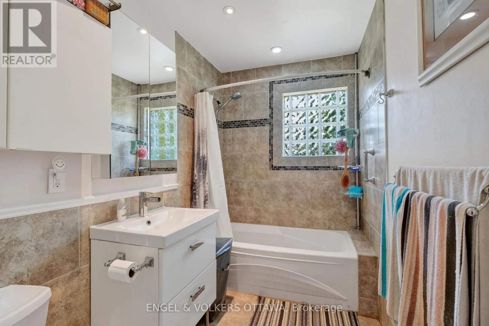 1124 DES POMMIERS STREET