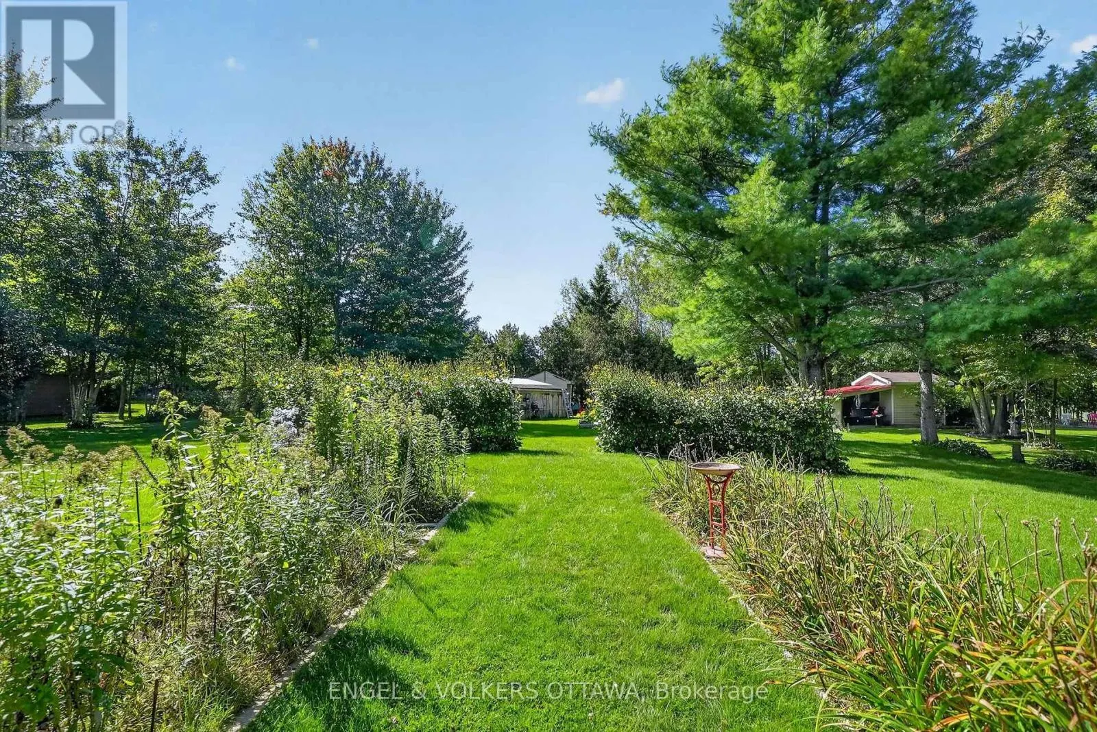 1124 DES POMMIERS STREET