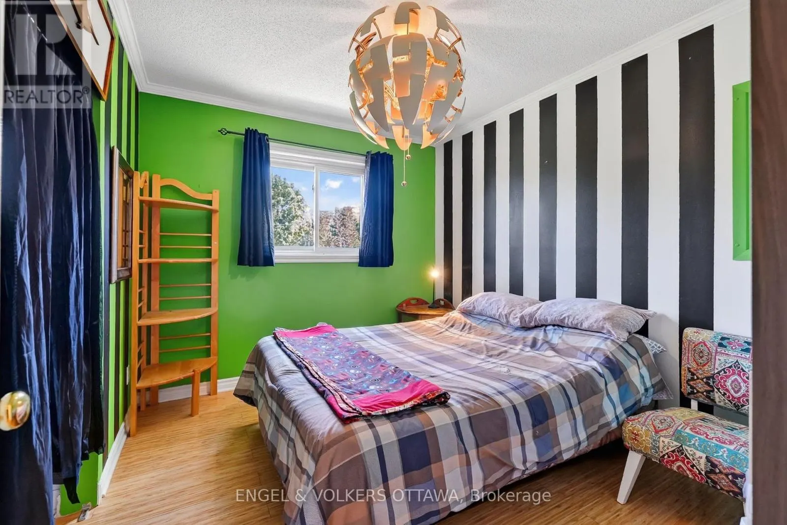 1124 DES POMMIERS STREET