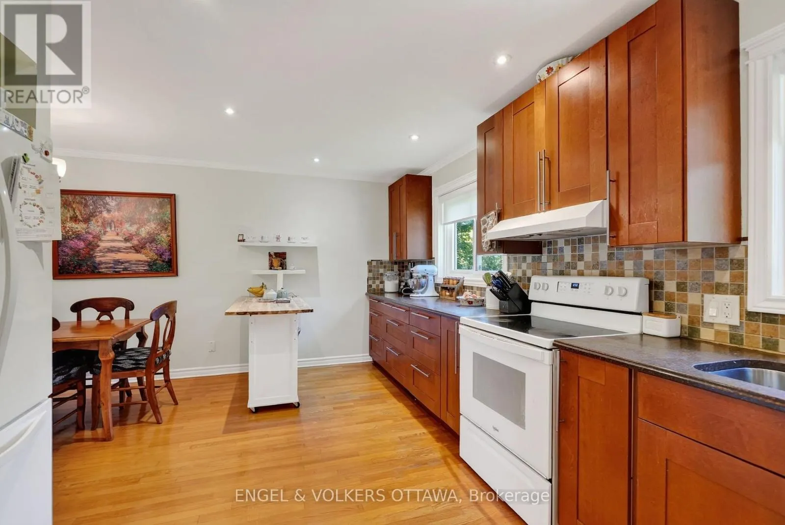 1124 DES POMMIERS STREET