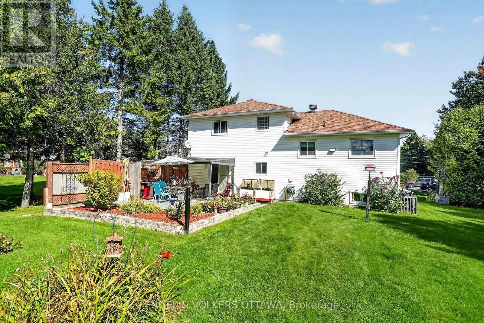 1124 DES POMMIERS STREET