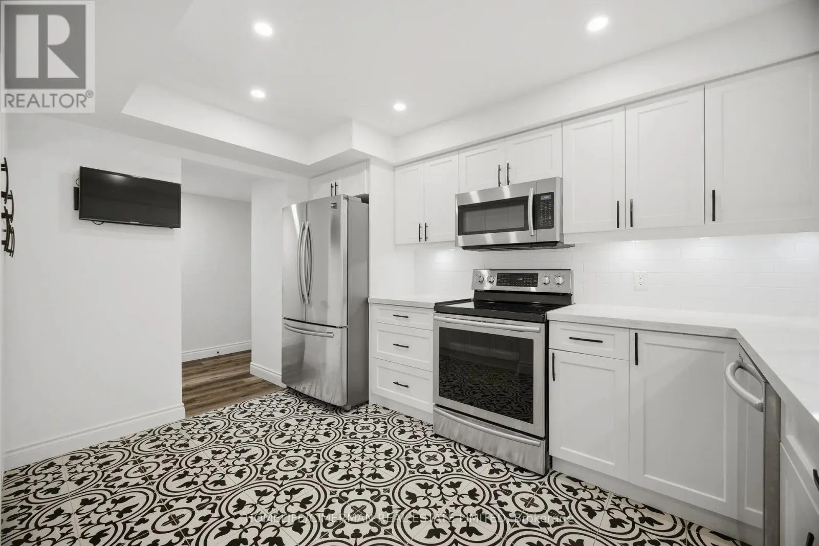 320 - 150 WILSON STREET W