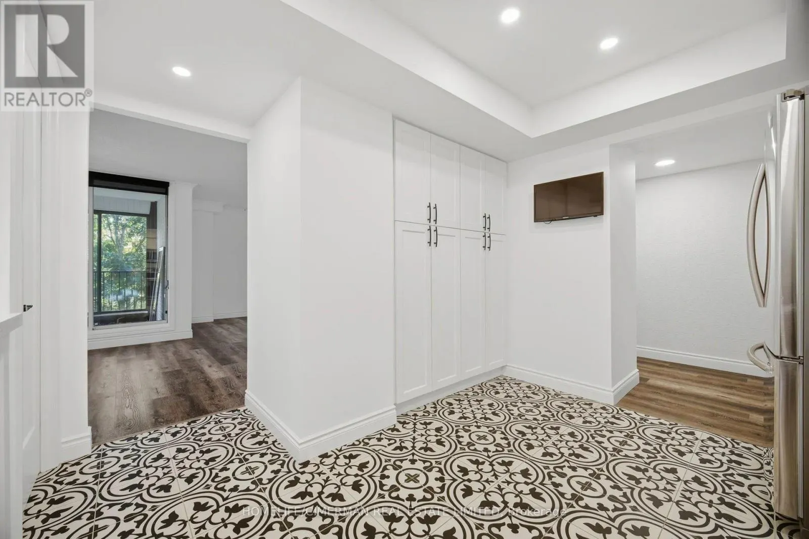 320 - 150 WILSON STREET W
