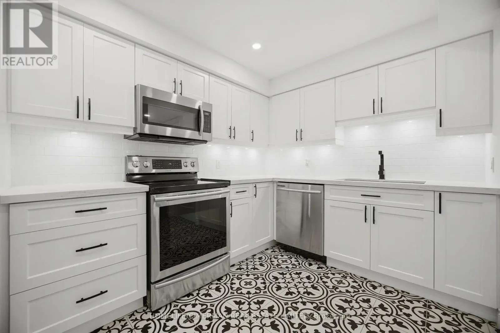 320 - 150 WILSON STREET W