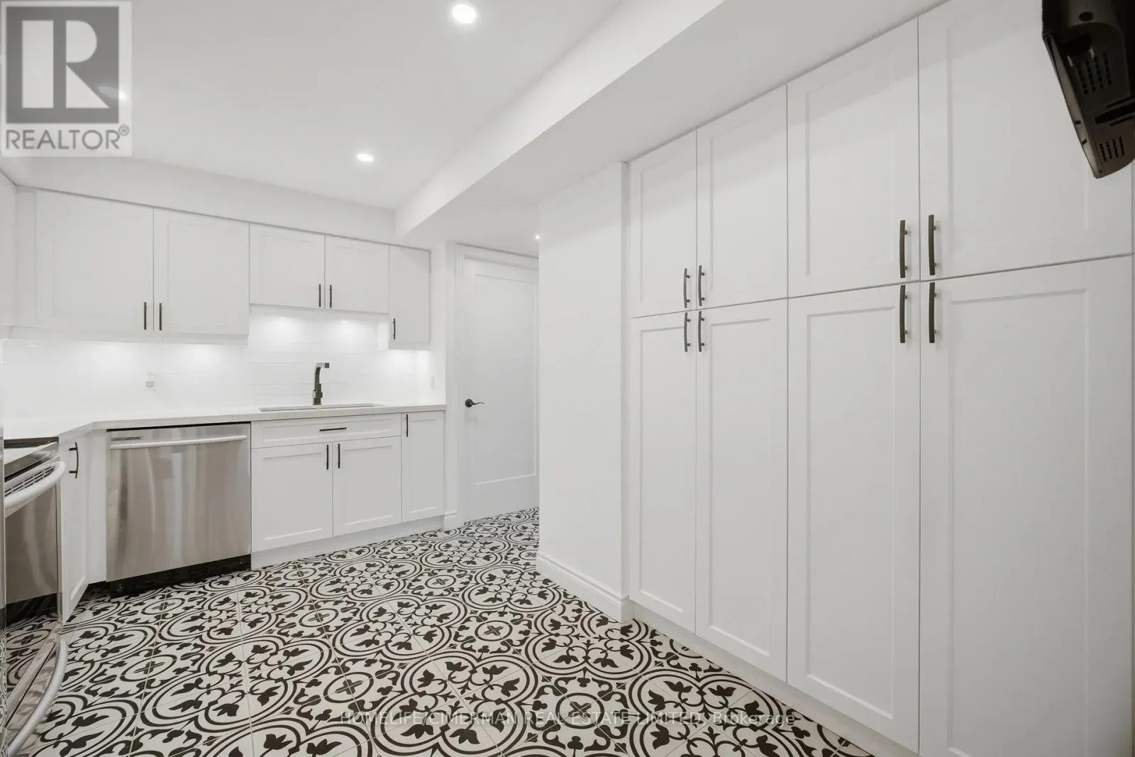 320 - 150 WILSON STREET W