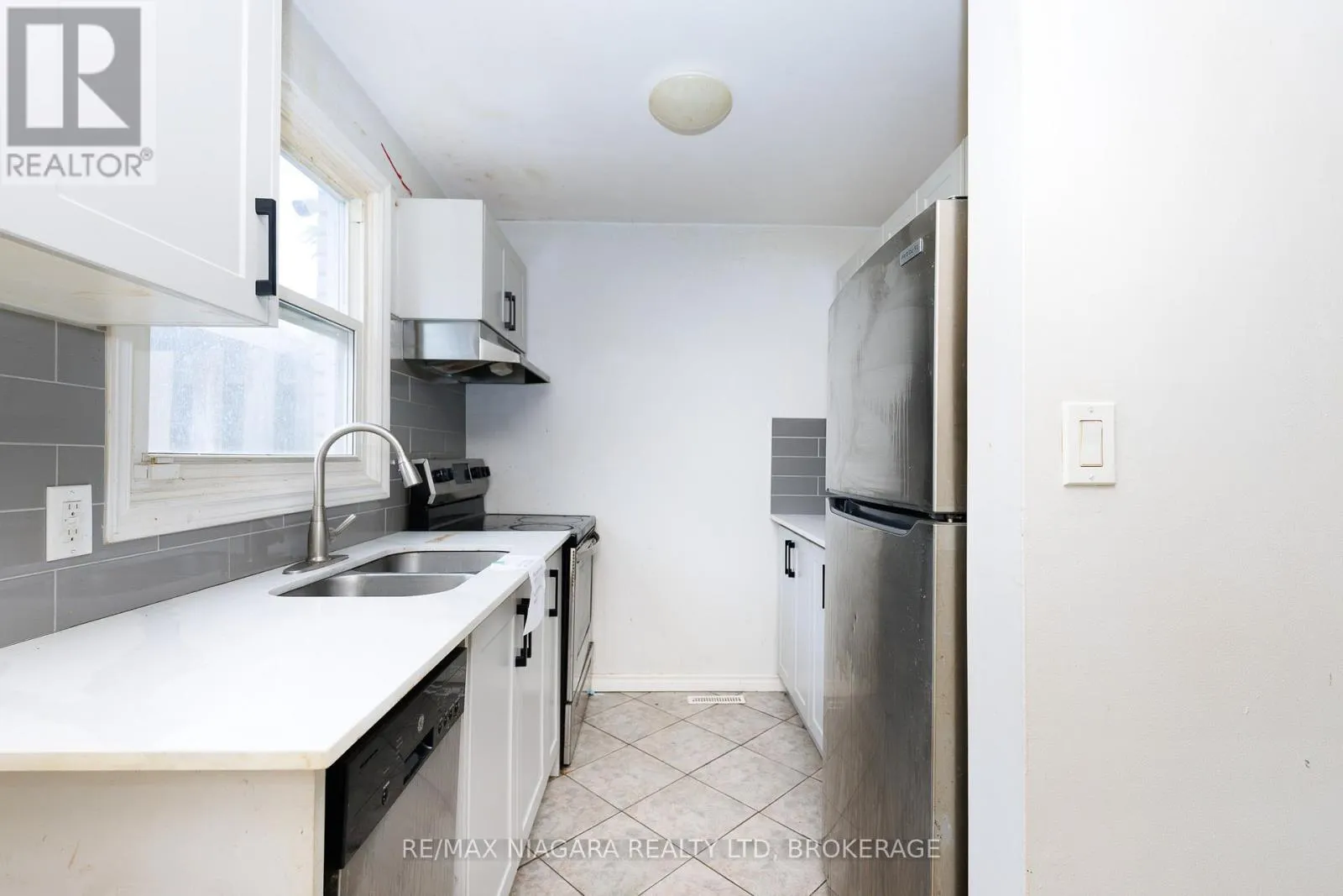 1 - 252 BERTIE STREET #1