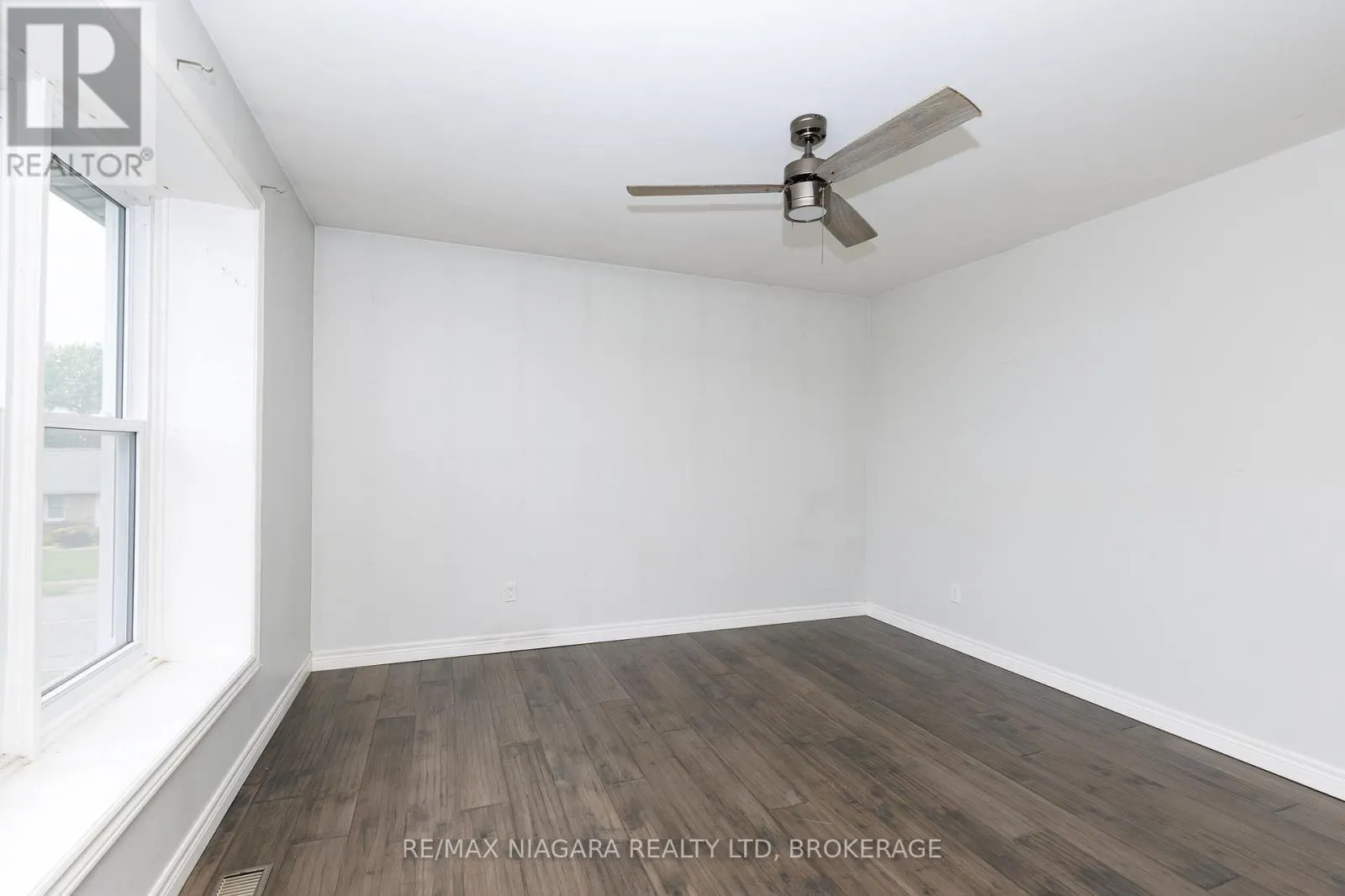 1 - 252 BERTIE STREET #1