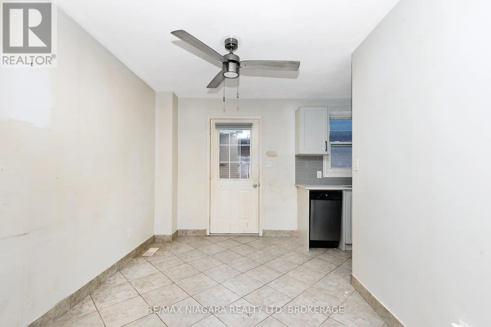 1 - 252 BERTIE STREET #1