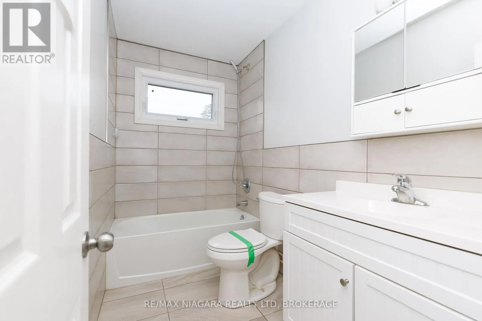 1 - 252 BERTIE STREET #1