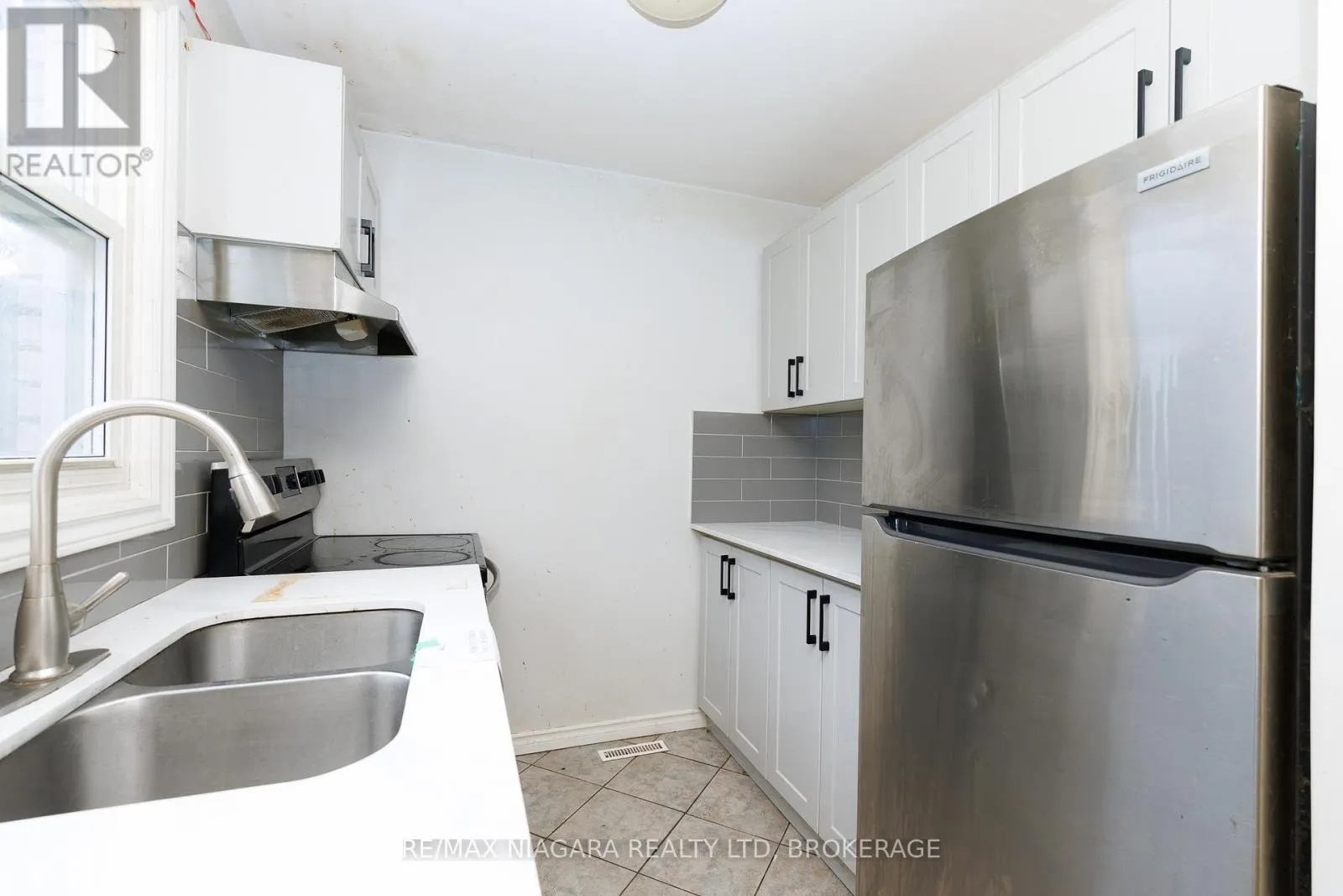 1 - 252 BERTIE STREET #1