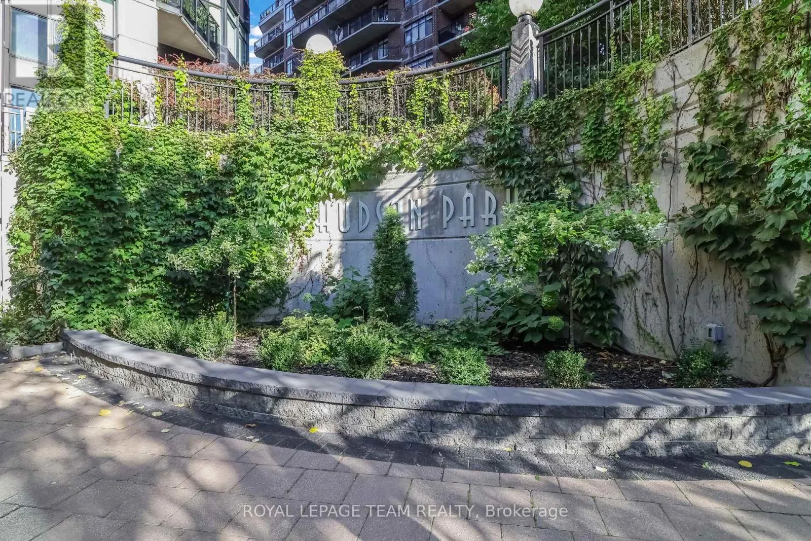 414 - 235 KENT STREET