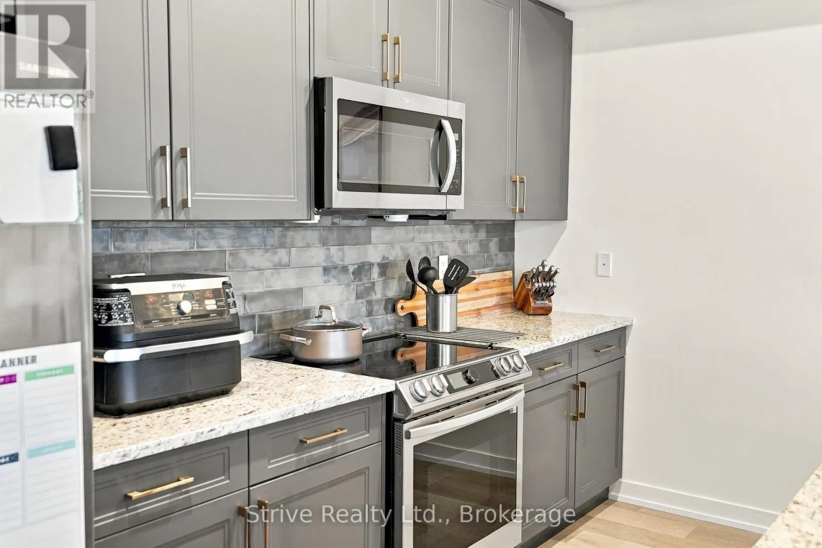 5 - 160 DENSMORE ROAD #5