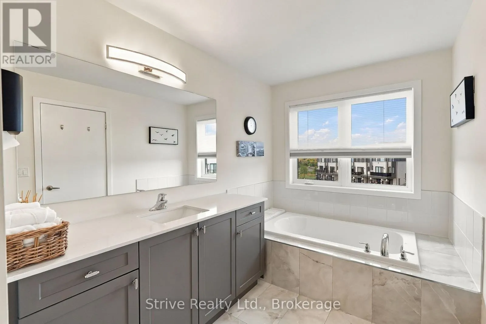 5 - 160 DENSMORE ROAD #5