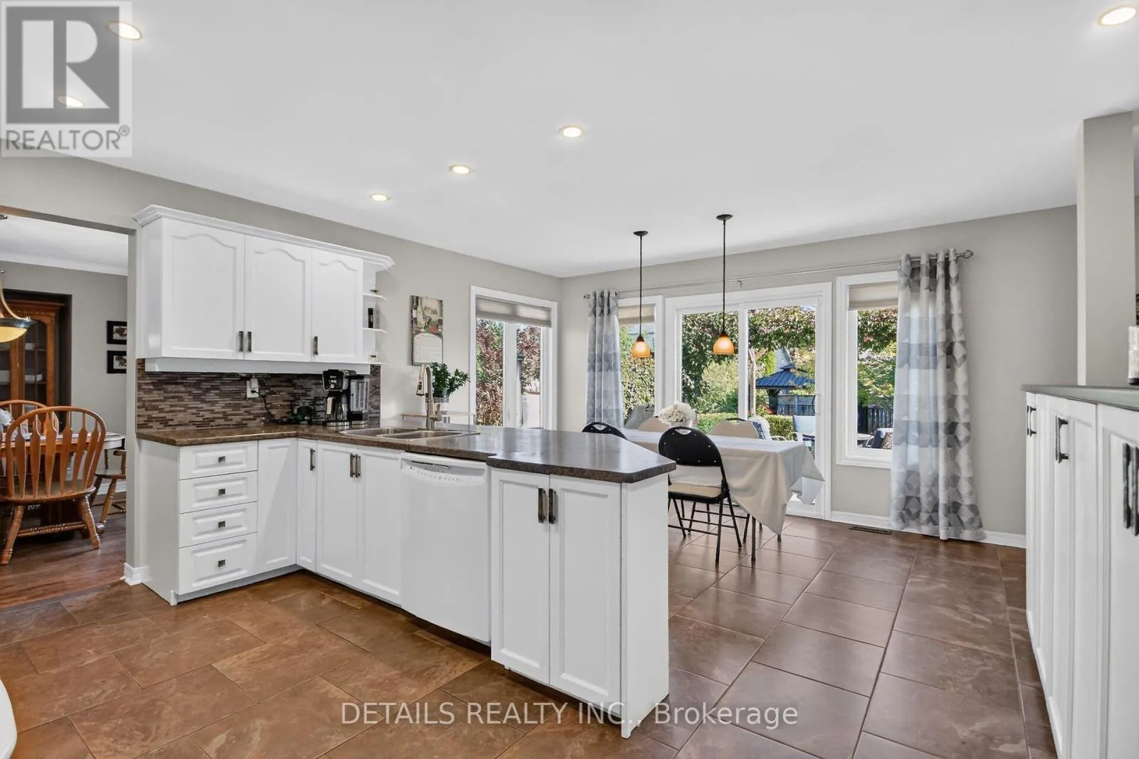 10 FOREST CREEK DRIVE