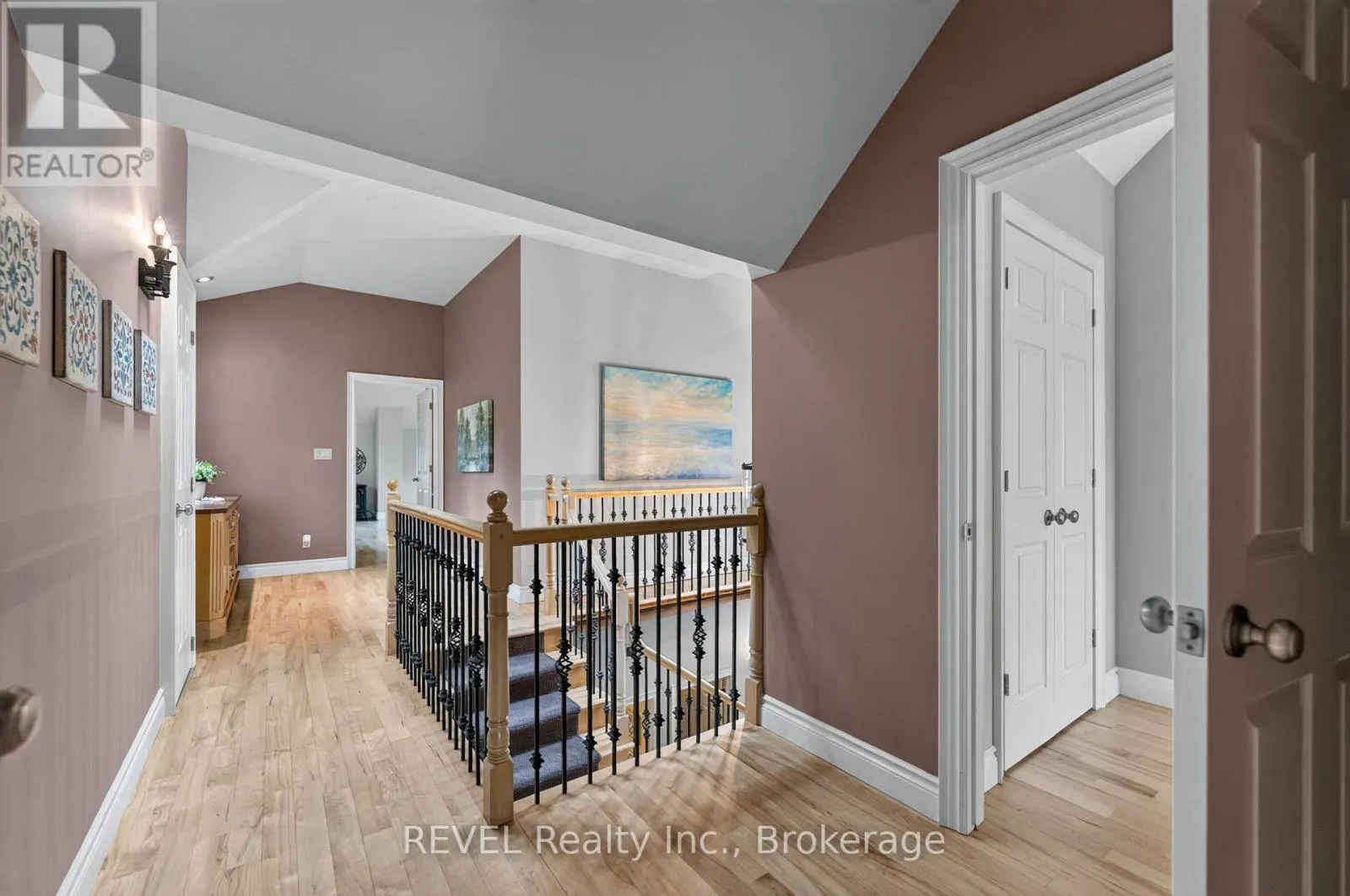 169 JOHN STREET W