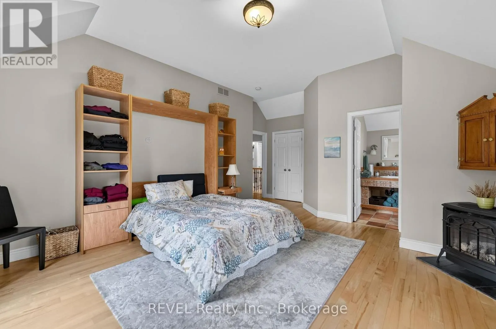 169 JOHN STREET W