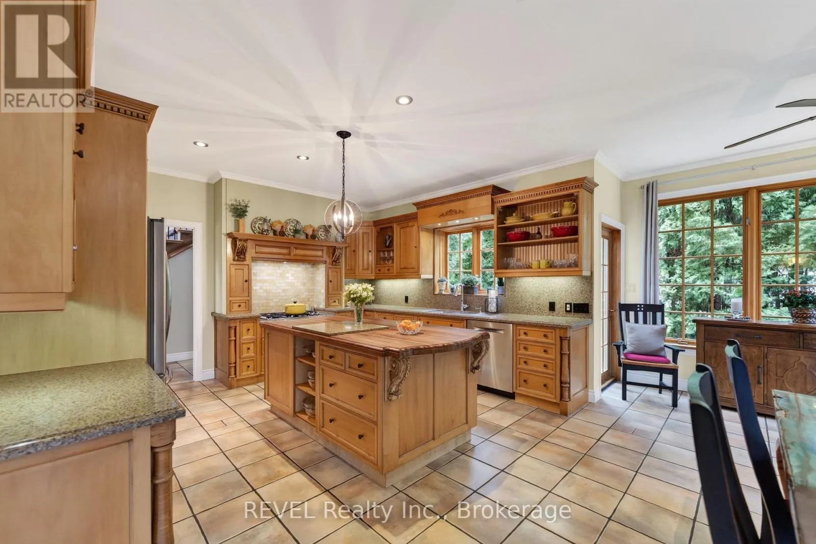 169 JOHN STREET W
