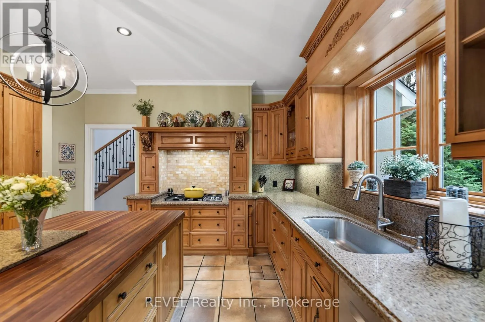 169 JOHN STREET W