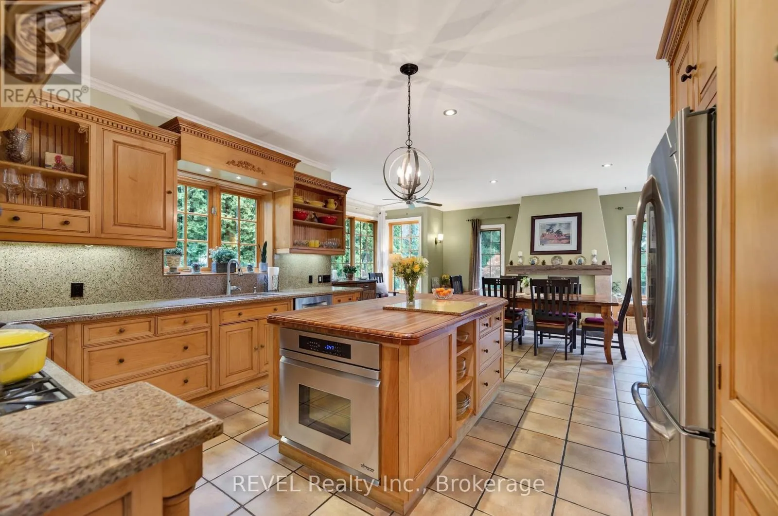 169 JOHN STREET W