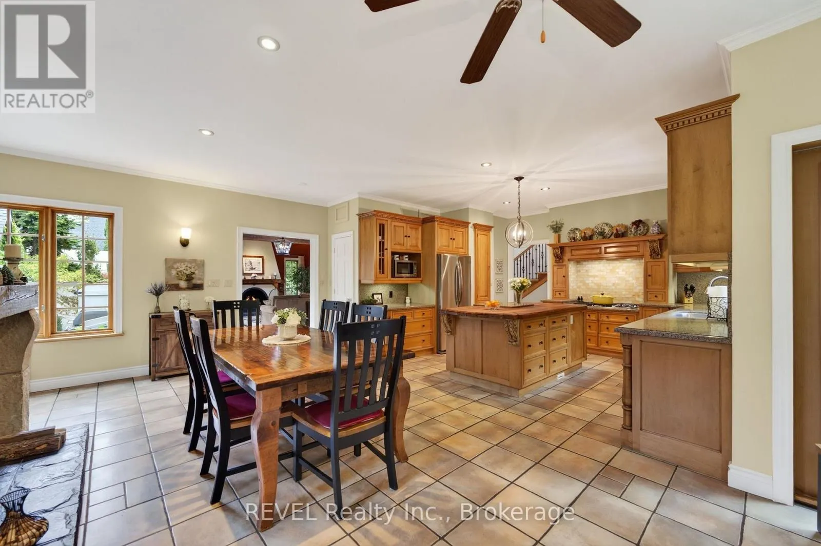 169 JOHN STREET W