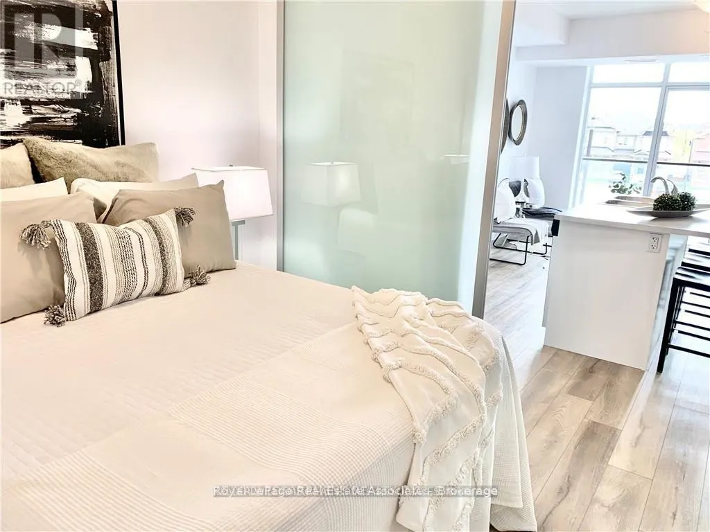 215 - 460 DUNDAS STREET E