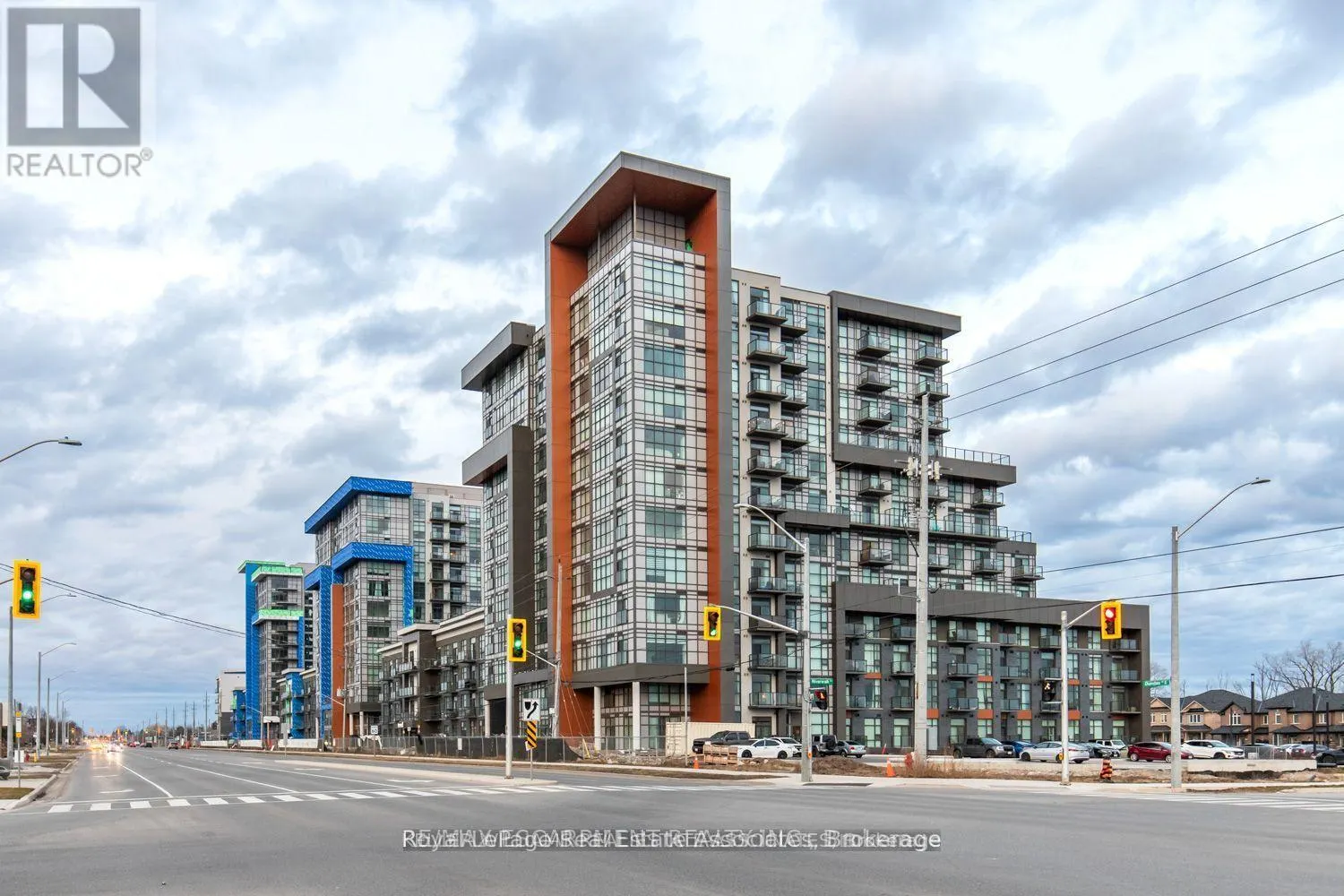 215 - 460 DUNDAS STREET E