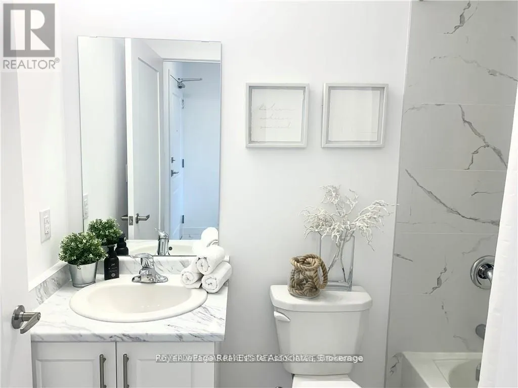 215 - 460 DUNDAS STREET E