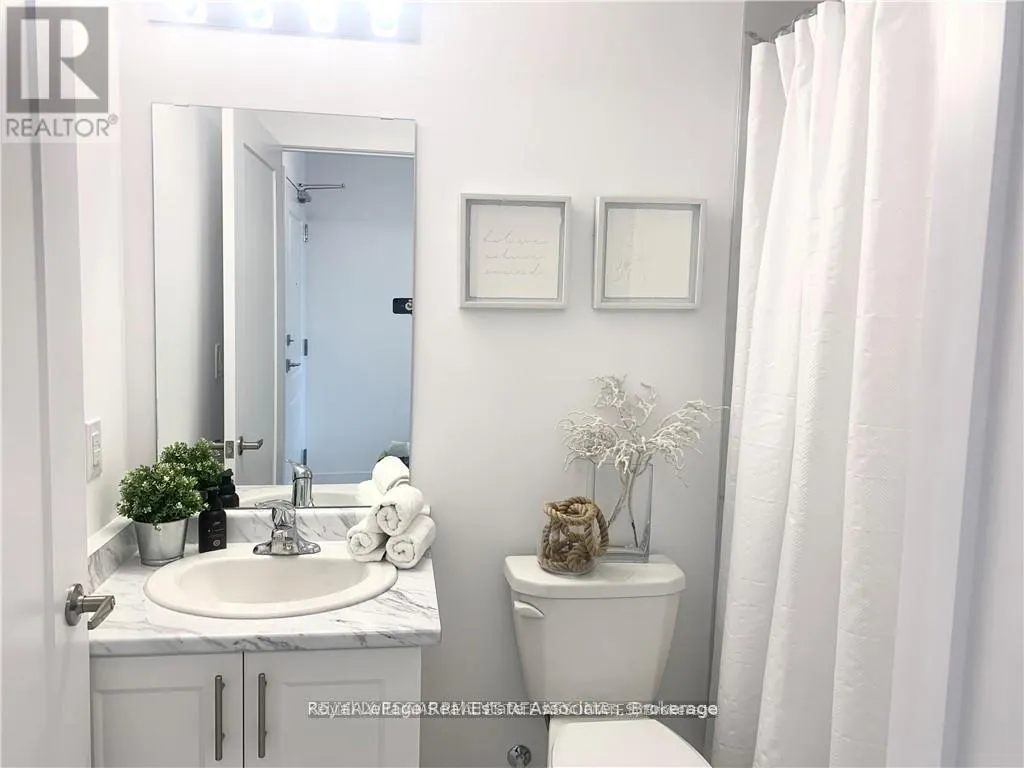 215 - 460 DUNDAS STREET E