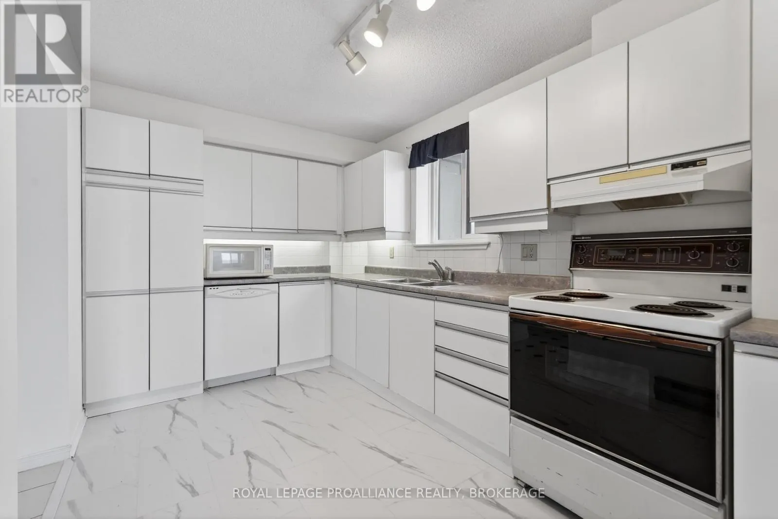 1006 - 257 BATH ROAD #1006