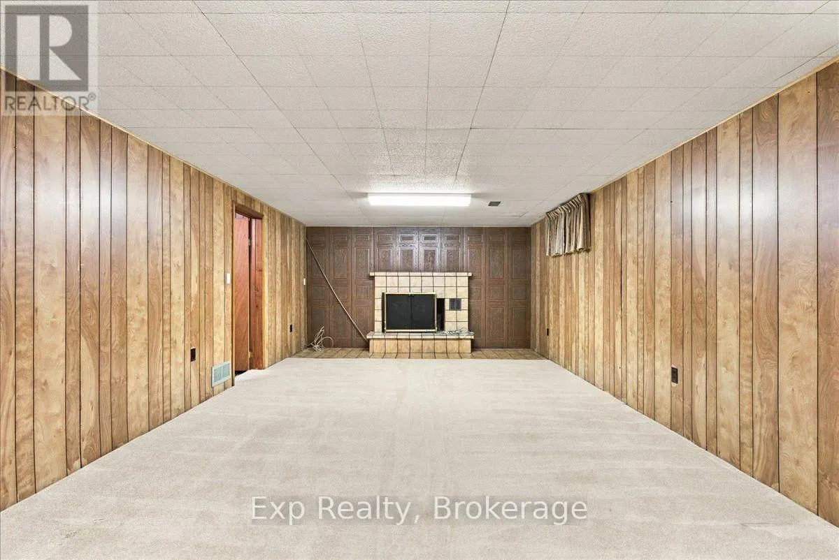 863 WEDGEWOOD COURT