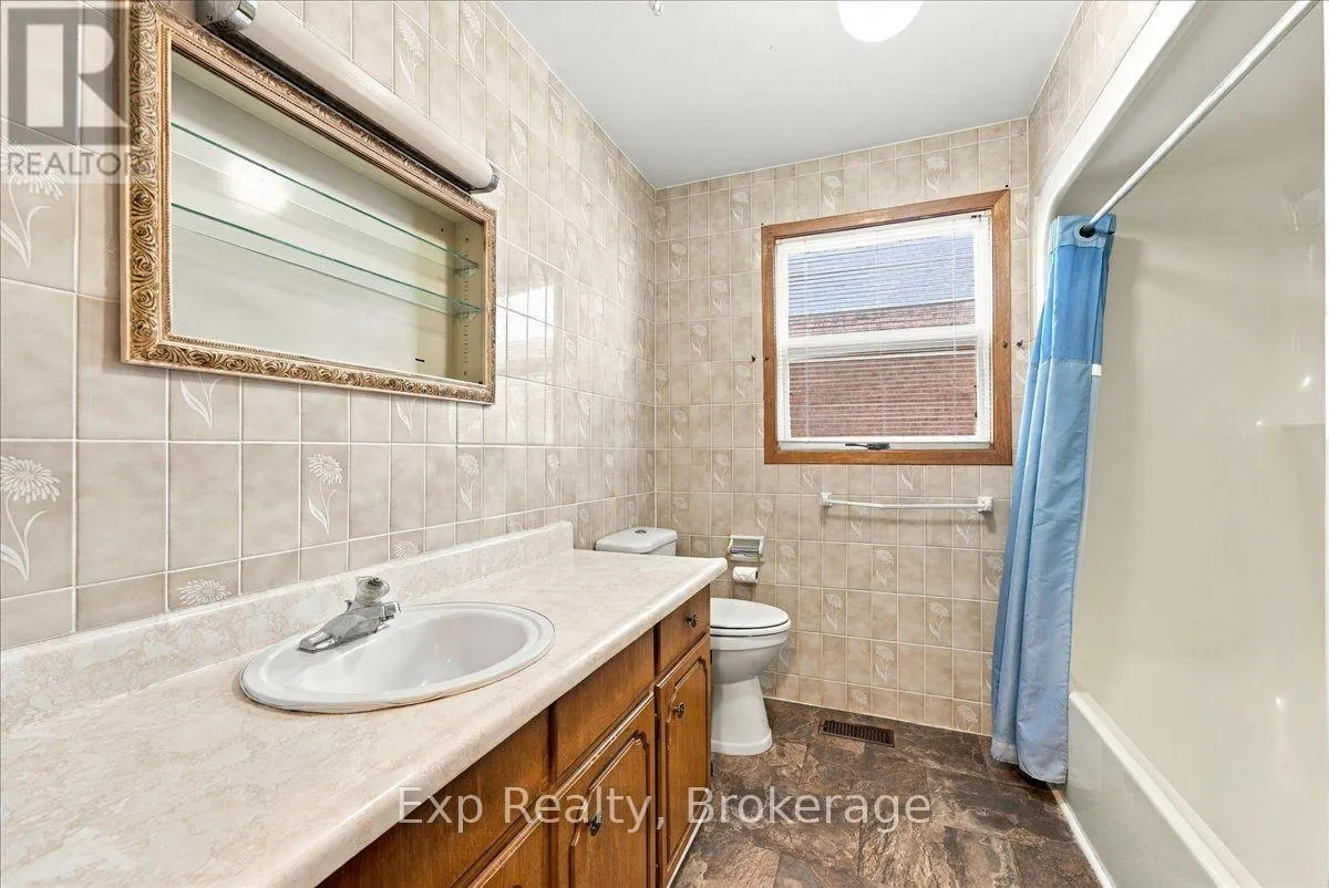 863 WEDGEWOOD COURT
