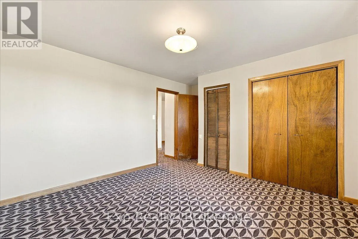 863 WEDGEWOOD COURT
