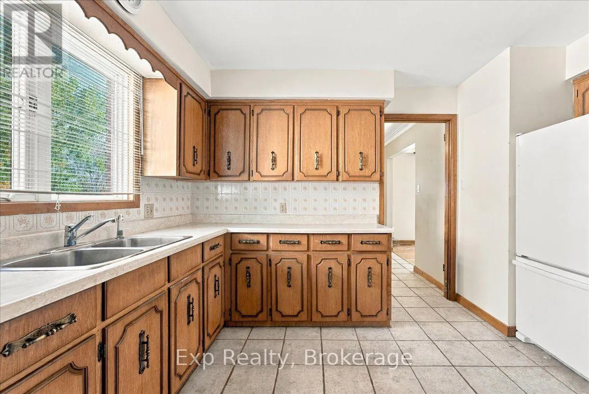 863 WEDGEWOOD COURT