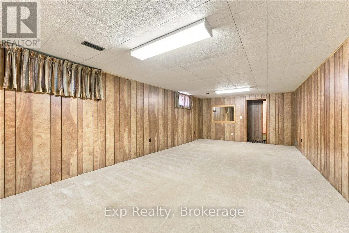 863 WEDGEWOOD COURT