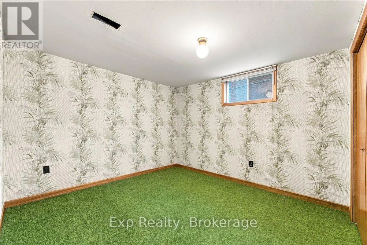 863 WEDGEWOOD COURT