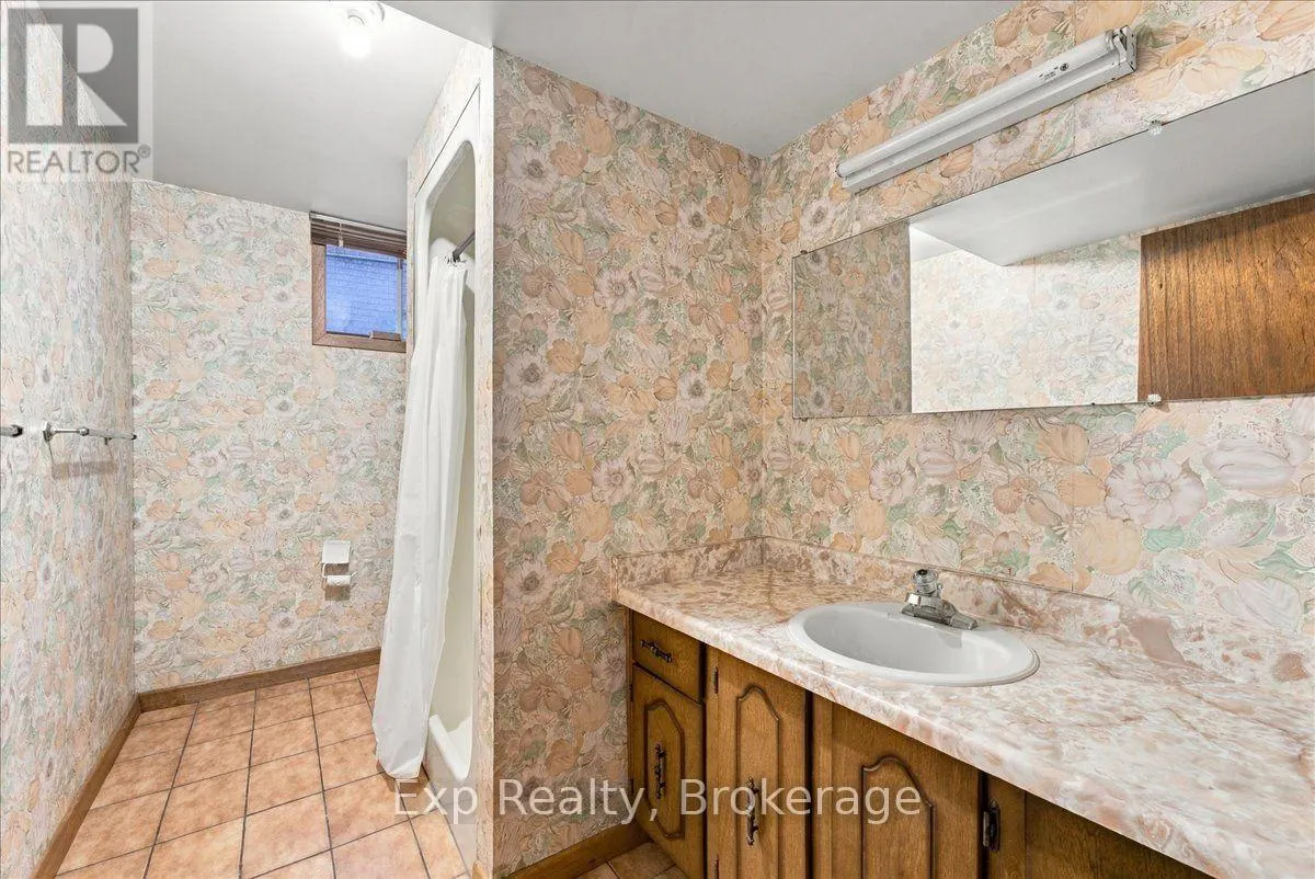 863 WEDGEWOOD COURT