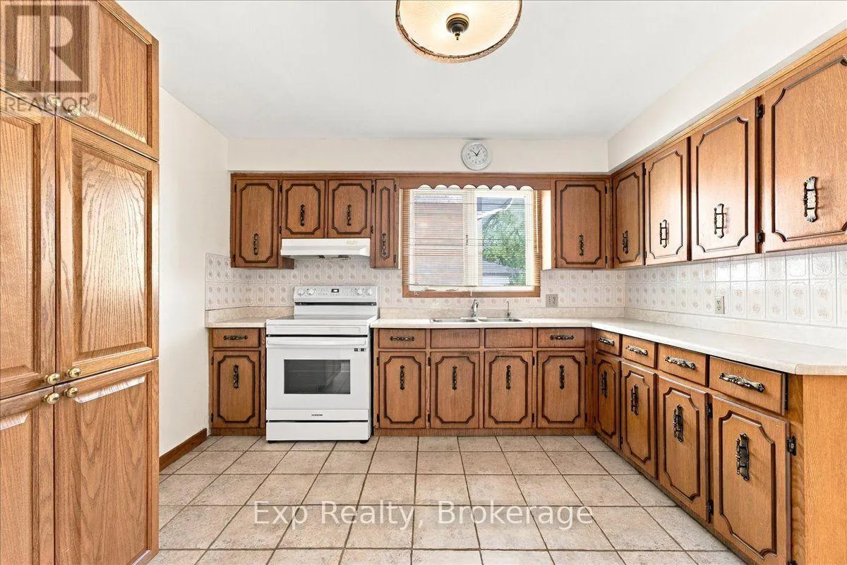863 WEDGEWOOD COURT